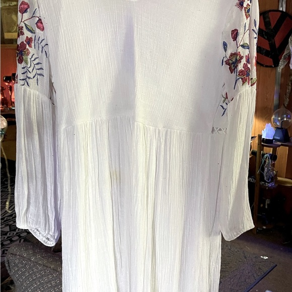 White dress/blouse w/ embroidery flowers - Picture 3 of 3
